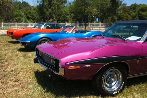 How can I create a stylish look with limited budget while shopping in the UK?