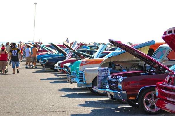 Cozy up in style: the oversized knitted hooded cardigan